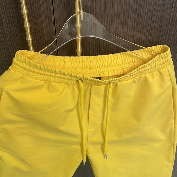 💛⭐️ Super Stylish Yellow Shorts 💛⭐️ - Picture 6 of 12